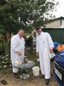 Greg Herrington und Rolf Andres am Vorbereiten für die Imkerei.